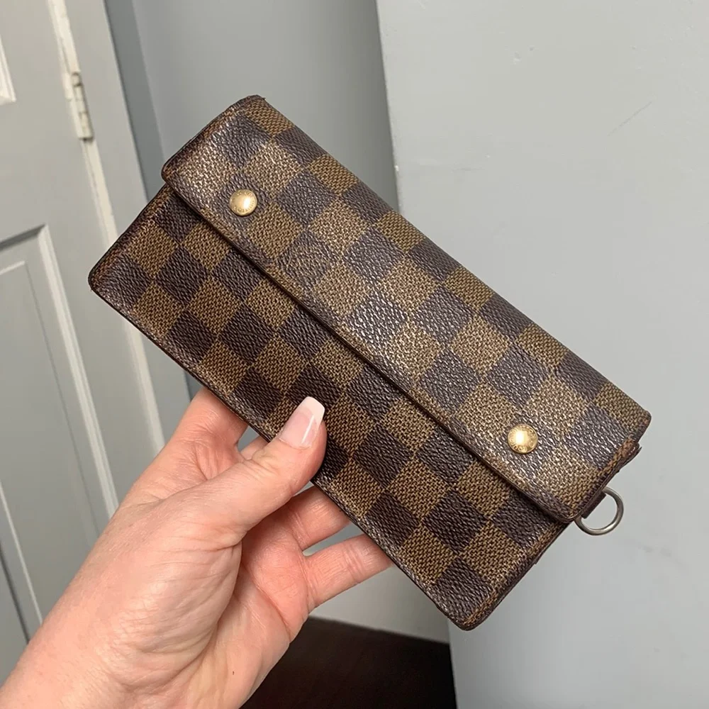 2005 authentic Louis Vuitton DE wristlet - broken snap